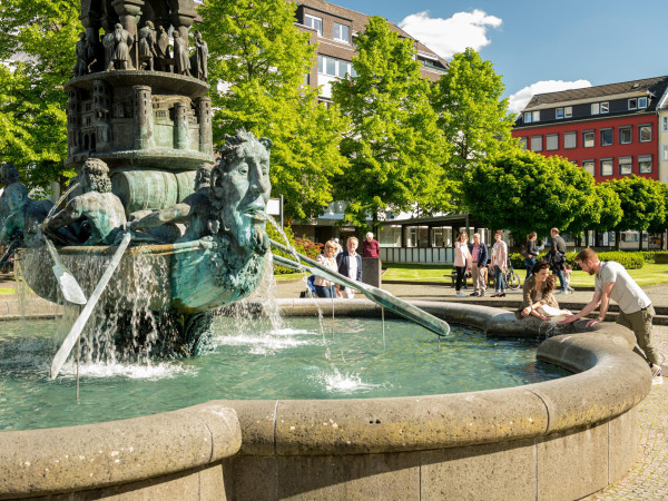 Brunnen mit Historiensäule auf dem Josef-Görres-Platz