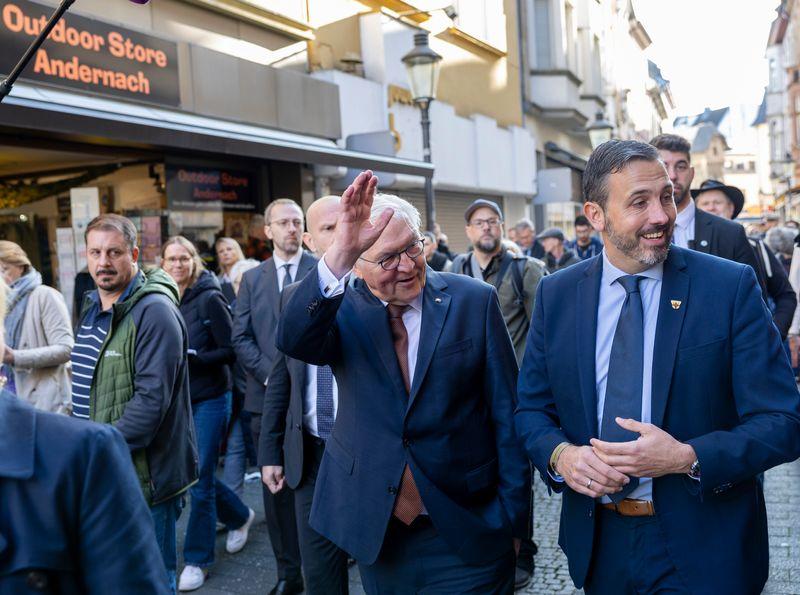 Bundespräsident Frank-Walter Steinmeier (l) begrüßt während seines Rundgangs durch die Fußgängerzone Passanten.