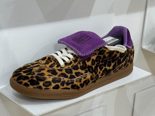 Bunte Retro-Sneaker mit 80er und 90er Vibes sind 2025 nicht mehr wegzudenken. Vor allem wenn sie in knalligen Farben daherkommen.