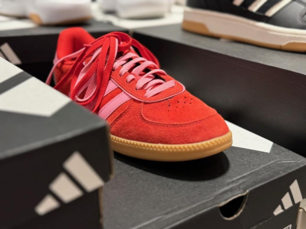 Bunte Retro-Sneaker mit 80er und 90er Vibes sind 2025 nicht mehr wegzudenken. Vor allem wenn sie in knalligen Farben daherkommen.