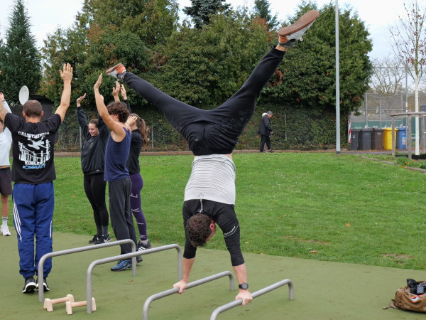 Calisthenics bedeutet ‚schöne Kraft‘ und es geht darum, sich bestimmte Skills und Übungen anzueignen.
