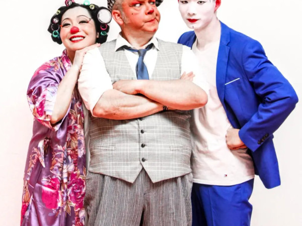 Clown Correggio & die Weltenwandler verbinden klassische Clownerie mit chinesischer Akrobatik, europäischem Theater und fernöstlicher Magie.