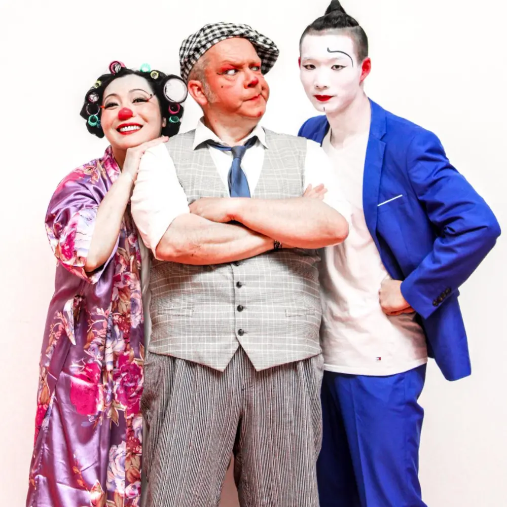 Clown Correggio & die Weltenwandler verbinden klassische Clownerie mit chinesischer Akrobatik, europäischem Theater und fernöstlicher Magie. Clown Correggio & die Weltenwandler verbinden klassische Clownerie mit chinesischer Akrobatik, europäischem Theater und fernöstlicher Magie.