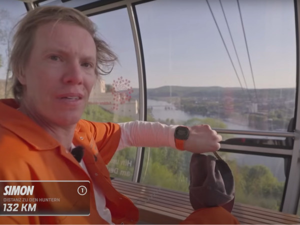 Comedian Simon Gosejohann nutzt die Seilbahn in Koblenz zur Flucht.