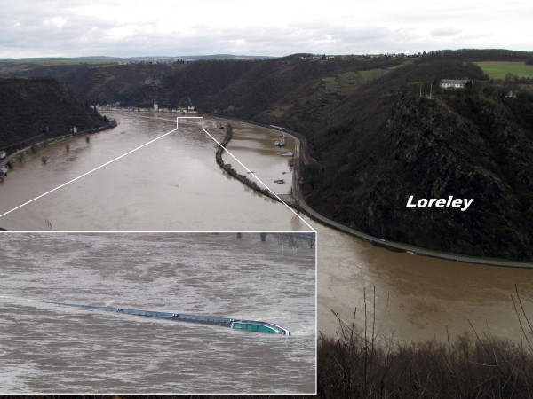 Das am 13. Januar 2011 auf dem Rhein bei Sankt Goarshausen nahe der Loreley gekenterte Tankmotorschiff "Waldhof".
