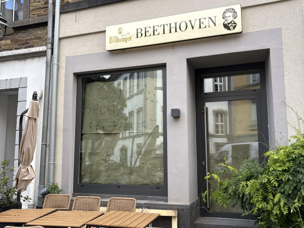 Das Café Beethoven befindet sich "am Markt 222" in Ehrenbreitstein, in der Nähe des Geburtshaus von Ludwig Van Beethovens Mutter Maria Magdalena van Beethoven
