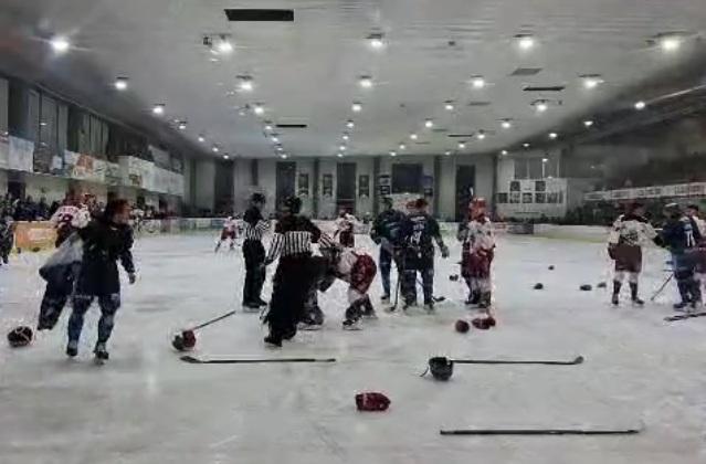 Das Eishockeyspiel zwischen Neuwied und Herentals (Belgien) in der CEHL musste am Sonntagabend wegen einer Massenschlägerei abgebrochen werden.