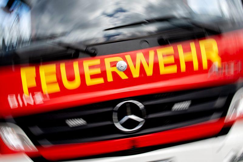 Das Feuer wird von zwei Seiten über Drehleitern bekämpft. (Symbolbild) Das Feuer wird von zwei Seiten über Drehleitern bekämpft. (Symbolbild)
