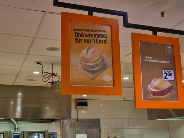 Das Fleischkäsebrötchen kostet 2025 bei Globus 1 €.