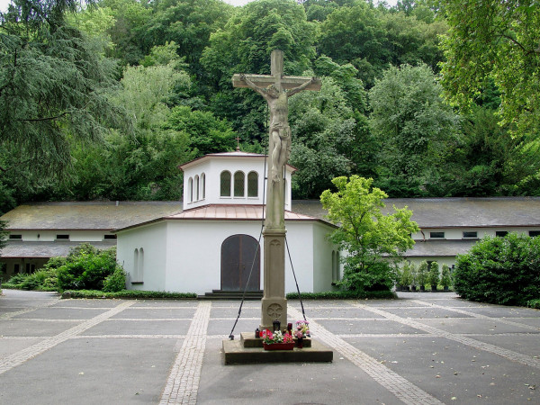Das Friedhofskreuz und die Friedhofskapelle auf dem auf dem Koblenzer Hauptfriedhof.