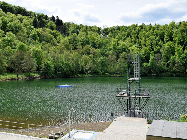 Das Gemündener Maar verfügt über ein Naturfreibad, welches Besuchern unter anderem mehrere Springtürme, eine Kletterwand und ein Nichtschwimmerbecken bietet.