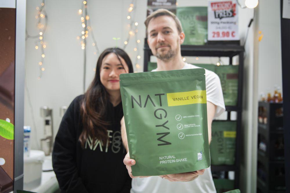 Das Koblenzer Startup NATGYM von Gründer Christian Minor setzt auf natürliche Proteinshakes ohne künstliche Zusätze. Das Koblenzer Startup NATGYM von Gründer Christian Minor setzt auf natürliche Proteinshakes ohne künstliche Zusätze.