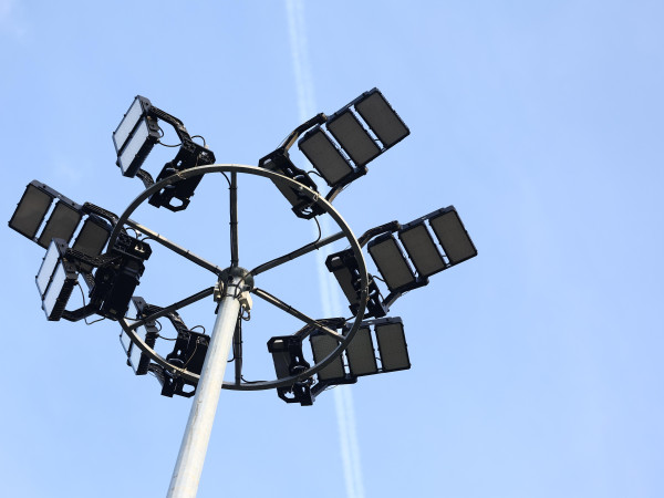 Das neue Flutlicht des "Campus Rot-Weiss".