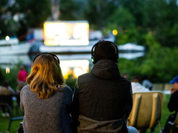 Das Openair-Kino "Augustas kleine Seebühne".