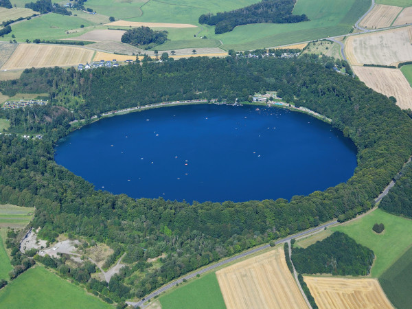 Das Pulvermaar in Grillenfeld ist mit einer Tiefe von 74 Metern das tiefste Maar Deutschlands.
