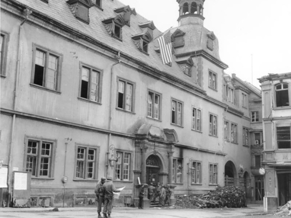 Das Rathaus von Koblenz mit gehisster amerikanischer Flagge, März 1945