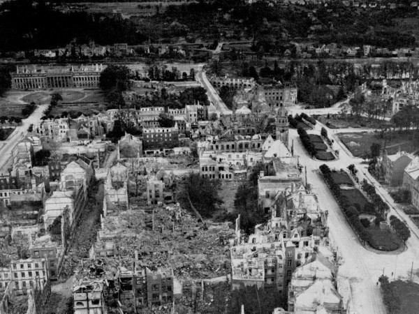 Das zerstörte Koblenz 1945, links oben das ausgebrannte Kurfürstliche Schloss, rechts der Friedrich-Ebert-Ring