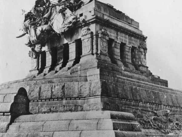 Das zerstörte Reiterstandbild am Deutschen Eck, März 1945