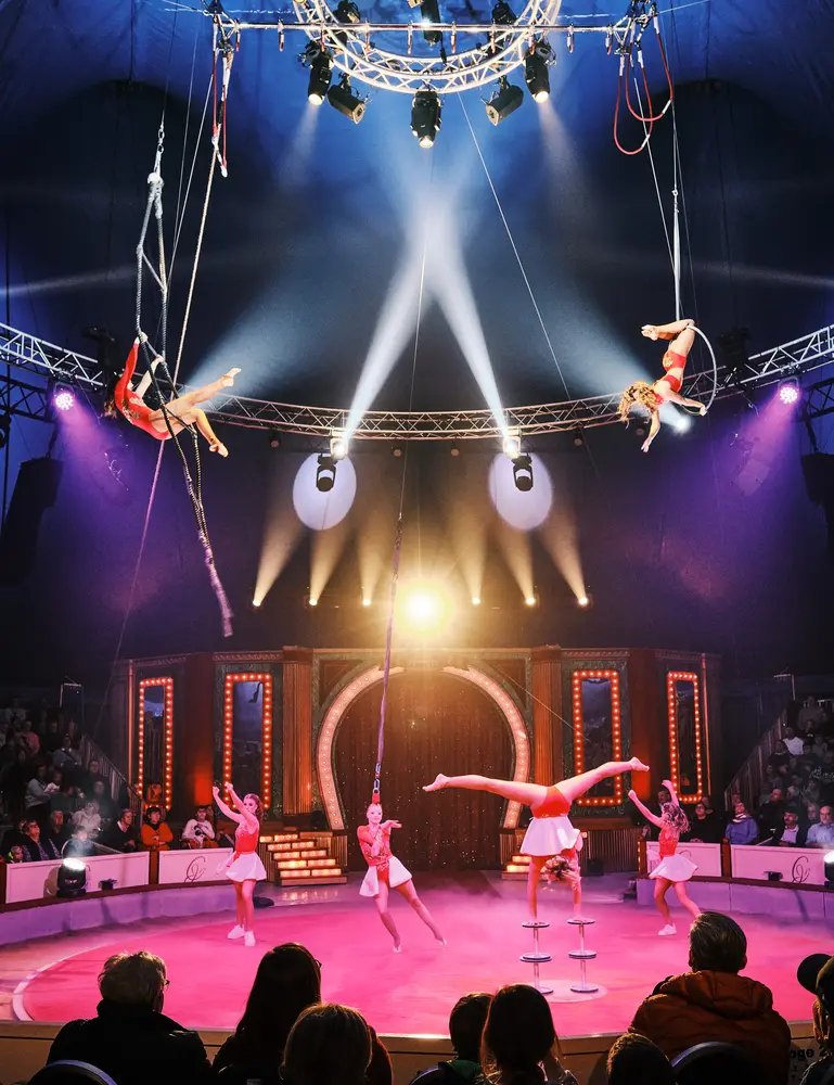 Das Zirkusballett „Group de Mirage“ treten im Koblenzer Weihnachtscircus auf.