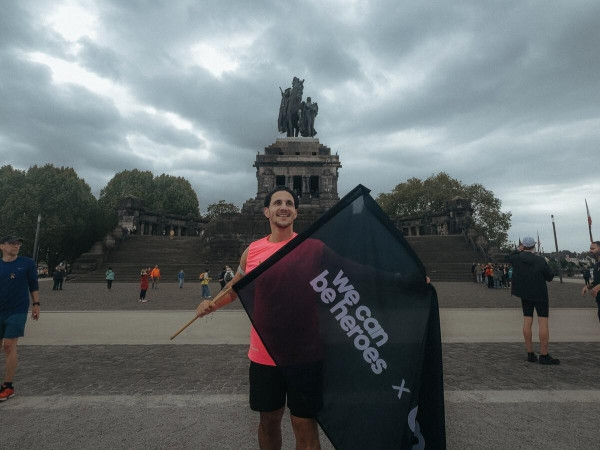 David Koca vor dem Kaiser Wilhelm Denkmal am Deutschen Eck