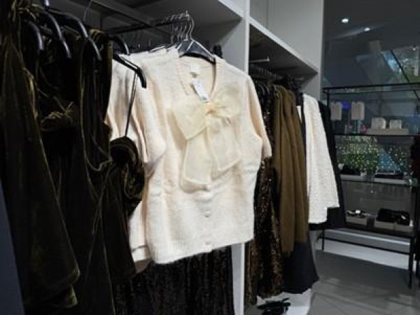 Den dezenteren und ruhigeren Abschluss macht der Moderiese „H&M“ im Forum Mittelrhein. Hier setzte man eher auf sanfte Wollstoffe und zarte Schleifen.