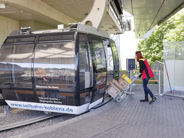 Den Pakettransport per Seilbahn testen derzeit die Hochschule Darmstadt, DHL und die Seilbahn Koblenz.