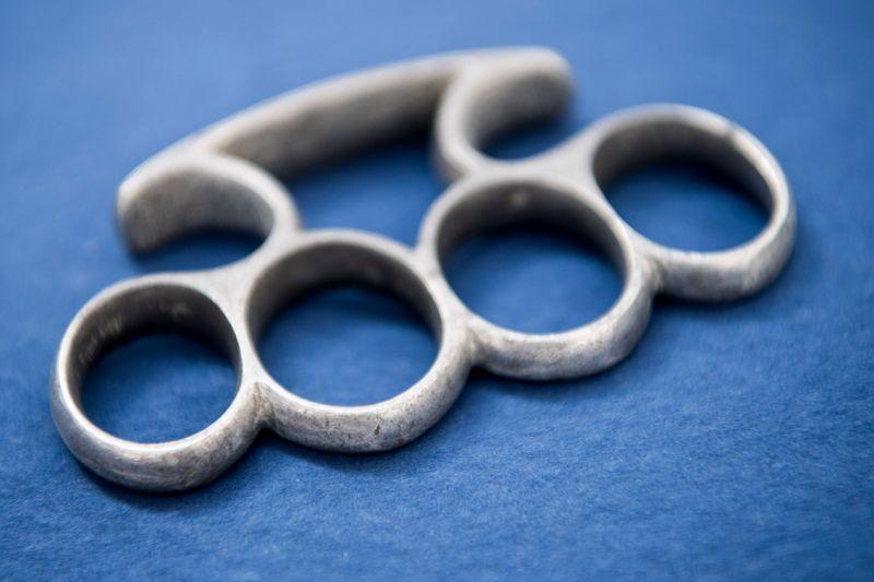 Der 16-Jährige soll Schlagringe und Messer verkauft haben. (Symbolbild) Der 16-Jährige soll Schlagringe und Messer verkauft haben. (Symbolbild)