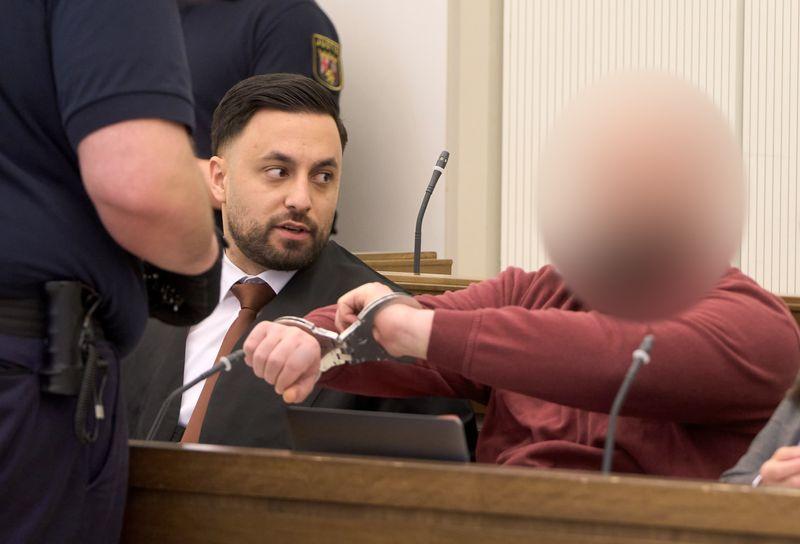 Der Angeklagte soll im September 2024 mit einer Machete in eine Polizeiwache in Linz gegangen sein.
