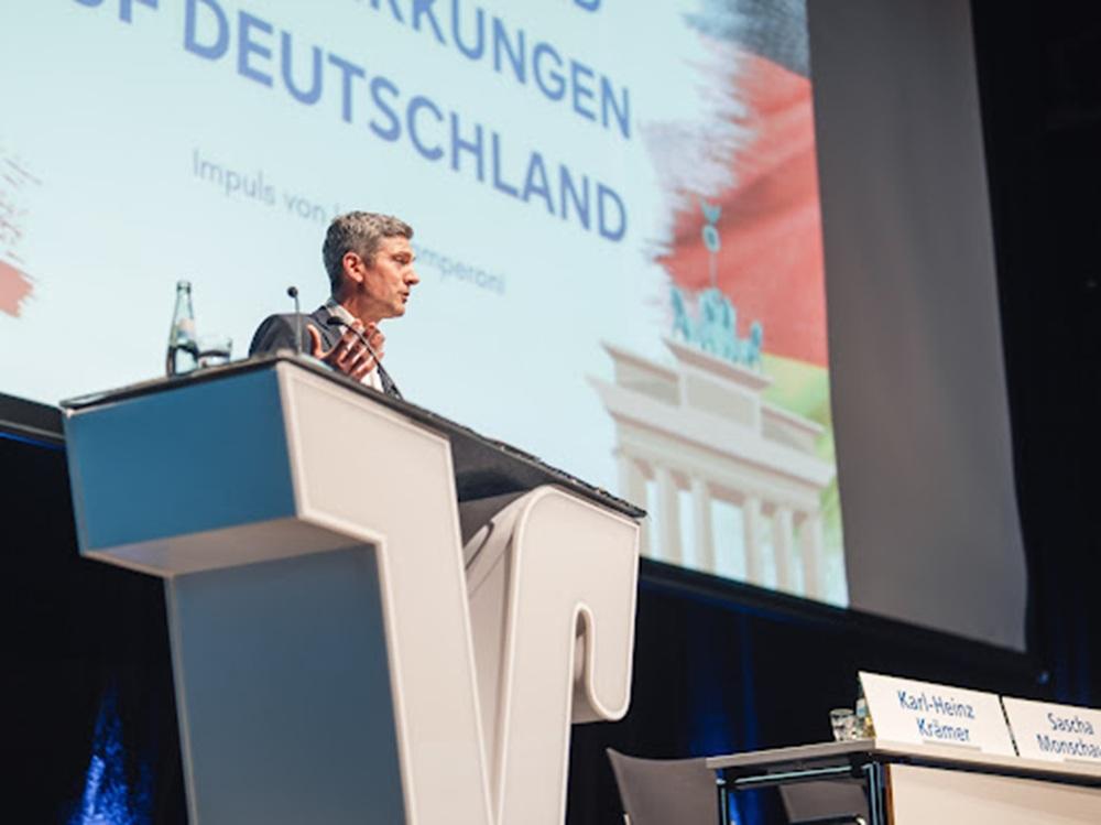 Der ARD-Fernsehmoderator Ingo Zamperoni war bei der Vertreterversammlung der VR Bank RheinAhrEifel in Koblenz zu einem Gastvortrag eingeladen.