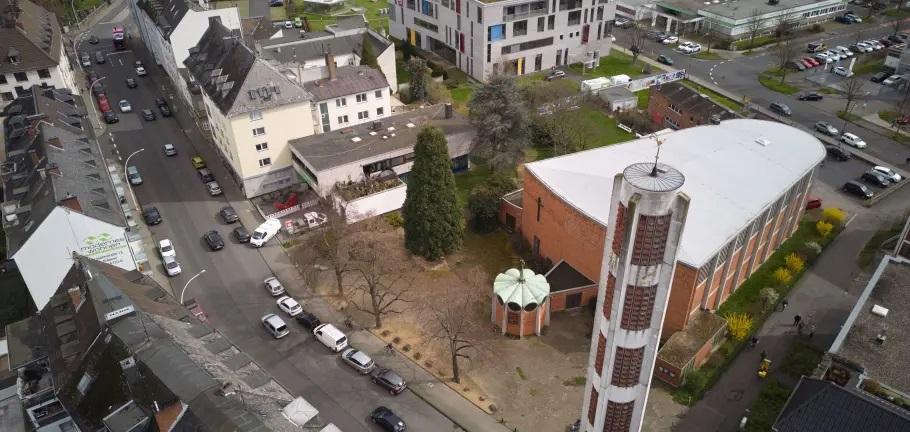Der Bereich der Moselweißer Straße vor der St. Elisabeth-Kirche wird klimagerecht umgebaut. Ab kommender Woche (KW 5) beginnen die Arbeiten auf dem hinteren Bereich des Kirchvorplatzes. Der Bereich der Moselweißer Straße vor der St. Elisabeth-Kirche wird klimagerecht umgebaut. Ab kommender Woche (KW 5) beginnen die Arbeiten auf dem hinteren Bereich des Kirchvorplatzes.