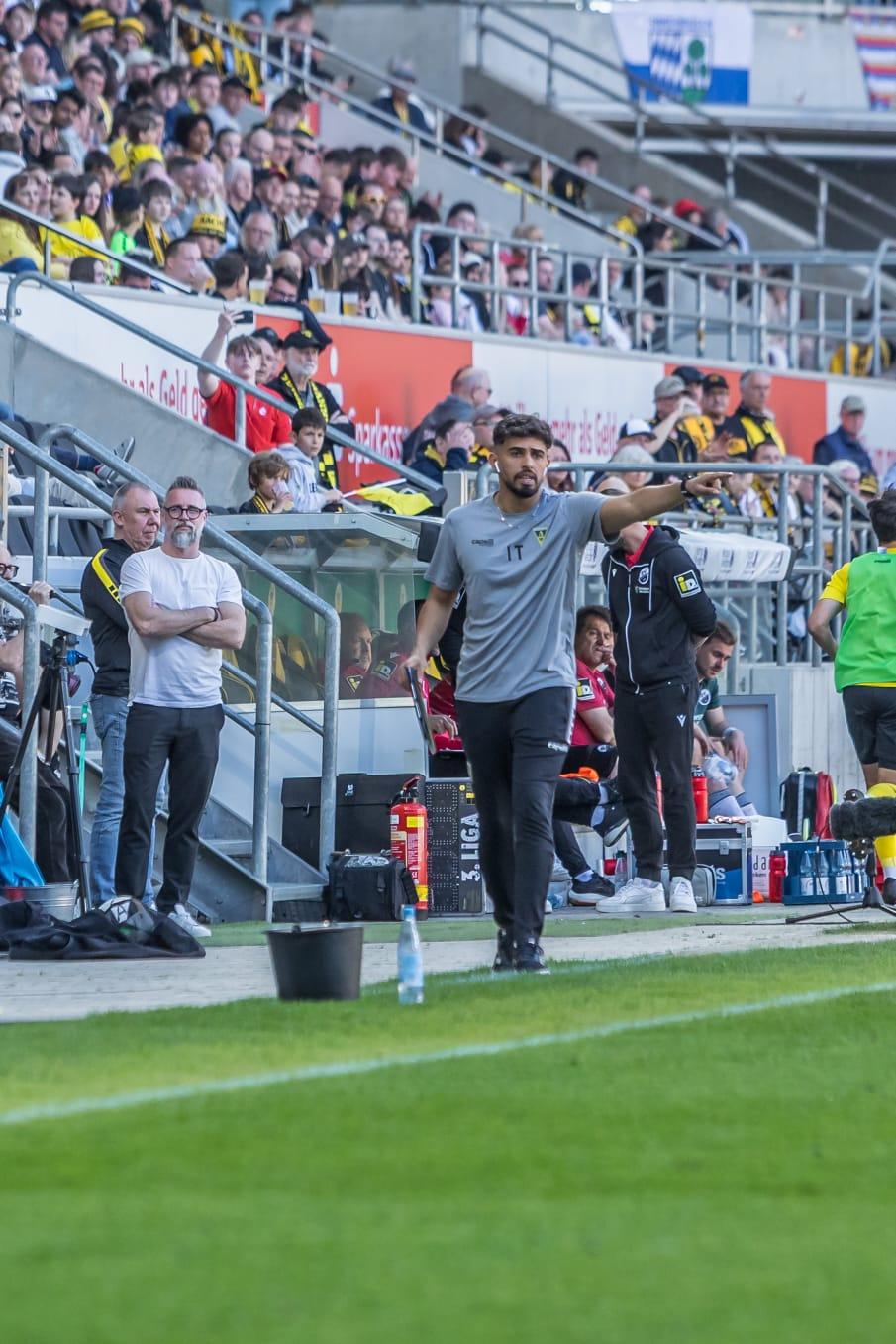 Der bisherige Co-Trainer Ilyas Trenz (28) steht interimsweise beim Drittligisten Alemannia Aachen in der Verantwortung.