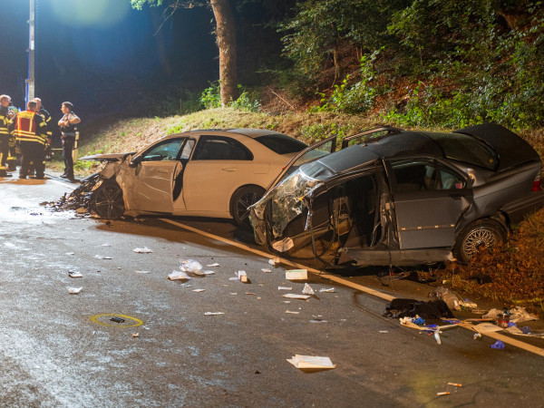 Der BMW wurde durch den Unfall in zwei Teile gerissen und geriet teilweise in Brand.