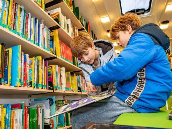 Der Bücherbus bietet eine große Auswahl.