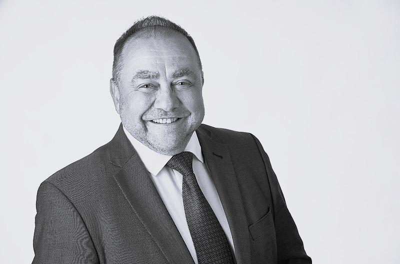 Der Bürgermeister der Verbandsgemeinde Vordereifel, Alfred Schomisch, ist tot. Er starb plötzlich im Alter von 66 Jahren während seines Urlaubs an einem Herzinfarkt (bearbeitet). Der Bürgermeister der Verbandsgemeinde Vordereifel, Alfred Schomisch, ist tot. Er starb plötzlich im Alter von 66 Jahren während seines Urlaubs an einem Herzinfarkt (bearbeitet).