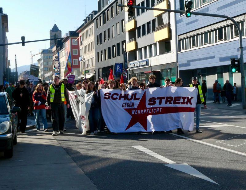 Der Demo schlossen sich auch besorgte Eltern und Großeltern an.