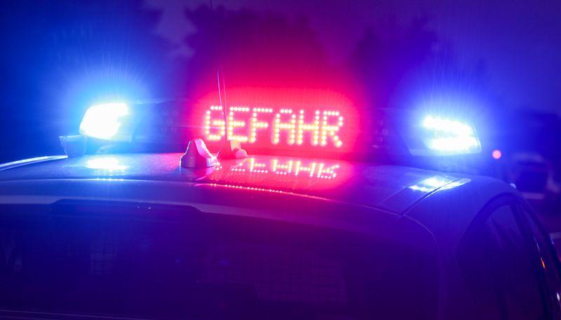 Der Falschfahrer verließ die Unfallstelle und ist den Angaben zufolge flüchtig. (Symbolbild) Der Falschfahrer verließ die Unfallstelle und ist den Angaben zufolge flüchtig. (Symbolbild)