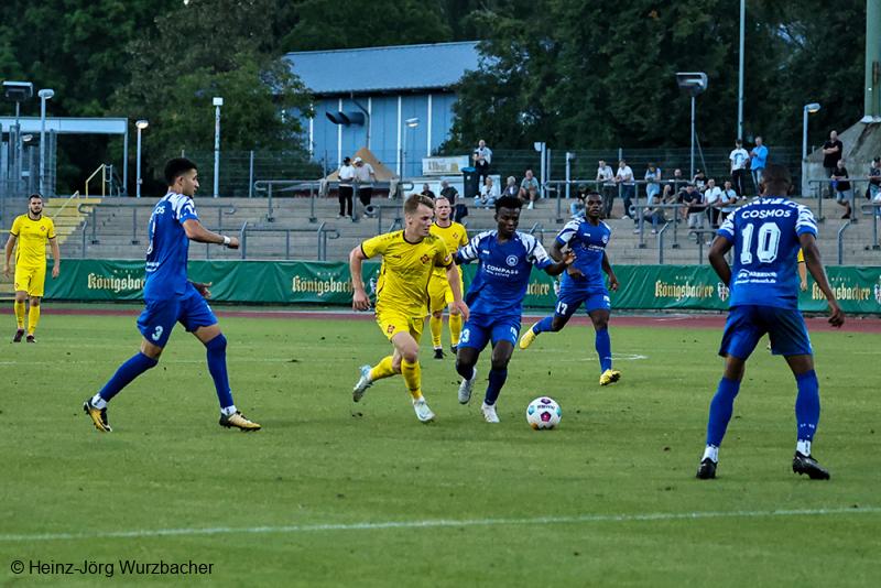 Der FC Cosmos Koblenz (blaue Trikots), hier im Spiel gegen die TuS Koblenz, kehrt am 2. August in die Oberliga zurück. Der FC Cosmos Koblenz (blaue Trikots), hier im Spiel gegen die TuS Koblenz, kehrt am 2. August in die Oberliga zurück.