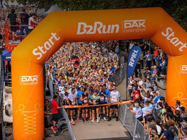 Der "Firmenlauf Koblenz" bringt mehrere tausend Teilnehmer und Teilnehmerinnen aus vielen Unternehmen aus Koblenz und Umgebung für Teambuilding und Gesundheitsförderung zusammen.