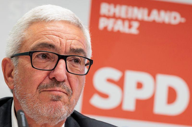 Der frühere Innenminister von Rheinland-Pfalz, Roger Lewentz, beendet seine politische Karriere nach mehr als drei Jahrzehnten. Der frühere Innenminister von Rheinland-Pfalz, Roger Lewentz, beendet seine politische Karriere nach mehr als drei Jahrzehnten.