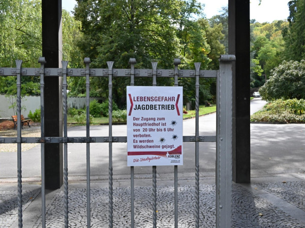 Der Hauptfriedhof in Koblenz darf wegen Jagdbetriebs nachts nicht mehr betreten werden. Die Tore werden von 20 Uhr bis 6 Uhr abgeschlossen. Im Notfall kann das Areal noch über den Ausgang mit der Baumscheibe an der Beatusstraße verlassen werden.