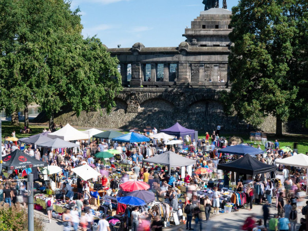 Der Koblenzer Flohmarkt am Deutschen Eck.