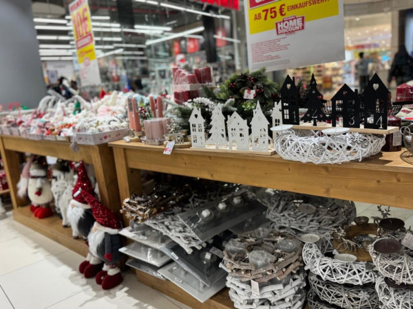 Der letzte Stopp führt ins Forum Mittelrhein zu „WOOLWORTH“. Dort warten zahlreiche Variationen an Adventskränzen und auffälligen Dekofiguren.