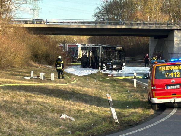 Der Linienbus auf der B9 bei Andernach ist voll ausgebrannt.