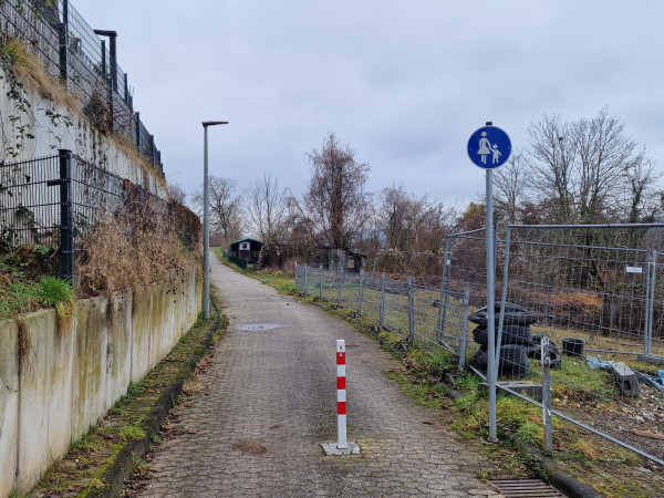 Der Maigesetzweg ist sehr eng und endet in einer Sackgasse.