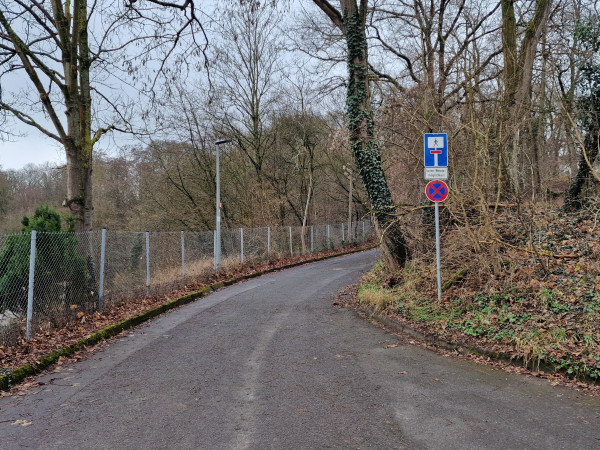 Der Maigesetzweg ist sehr schmal, bietet keinen Gehweg und keine Wendemöglichkeit.