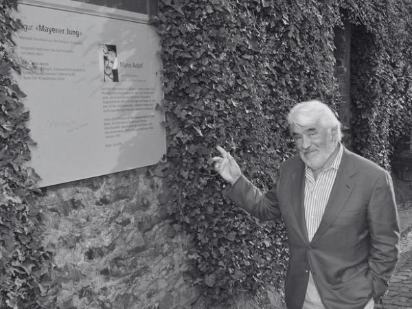 Der Mario-Adorf-Weg, auch ein Zeichen der Verbundenheit der Stadt Mayen mit dem Superstar.