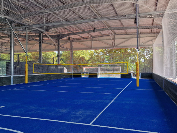 Der Multicourt mit heruntergefahrenem Volleyball-Netz.