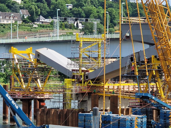 Der Neubau der Pfaffendorfer Brücke in Koblenz nimmt Gestalt an.