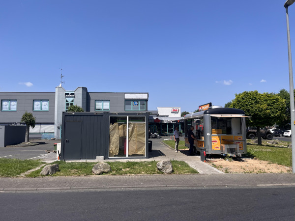 Der neue Standort des Globus-Foodtrucks soll in Zukunft beheizte, wie klimatisierte Sitzmöglichkeiten bieten.