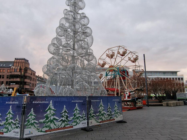 Der neue Weihnachtskugelbaum mit dem 70 Jahre alten Holzriesenrad, das sich ebenfalls auf dem Zentralplatz dreht.